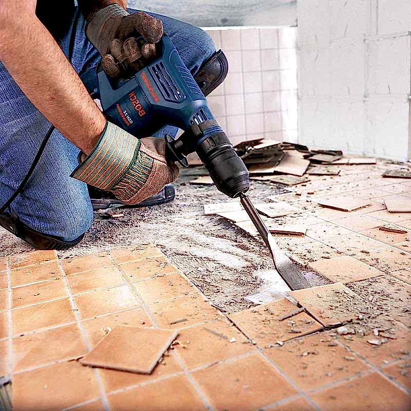 Демонтаж старого покрытия: обновление стен, пола и потолка