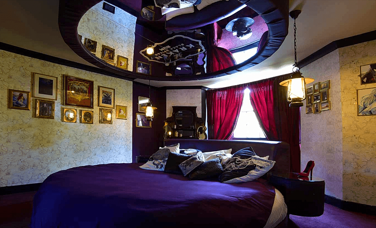 Зеркальный потолок в квартире.